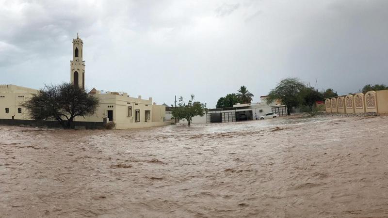 أمطار غزيرة تغلق طرقاً.. وفيضان أودية في المنطقة الشرقية ورأس الخيمة وتعطيل الدراسة في 7 مدارس وحضانات بالفجيرة