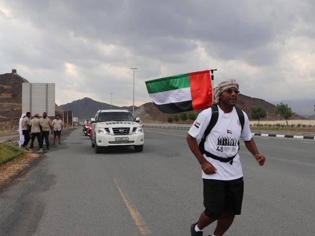 مواطن يجوب الإمارات مشياً بمناسبة اليوم الوطني