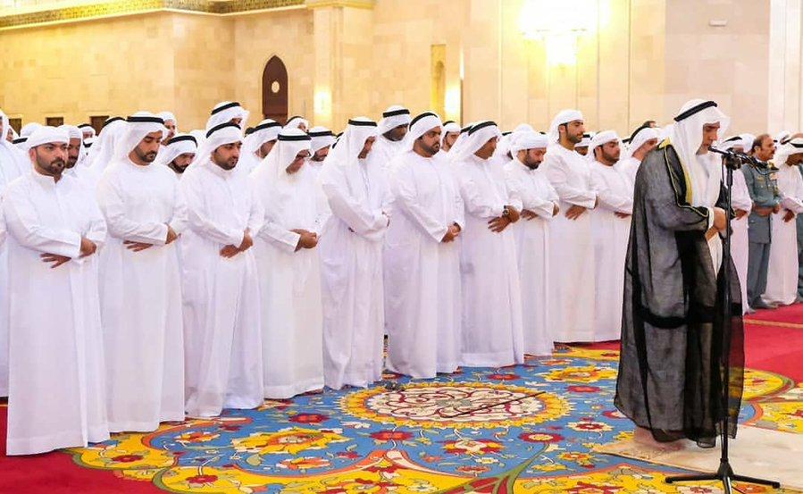 حاكم الفجيرة يؤدي صلاة الجنازة علی جثمان الشيخة شيخة بنت سلطان السلامي