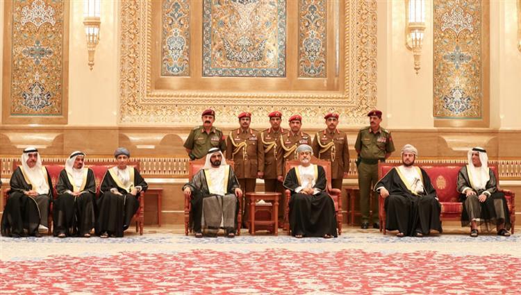 محمد بن راشد والحكام والشيوخ يعزون سلطان عمان في وفاة قابوس