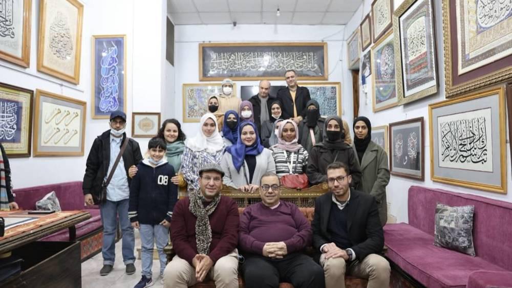 منتسبو «أكاديمية الفجيرة للفنون» يطلعون على مدارس الخط العربي بمصر