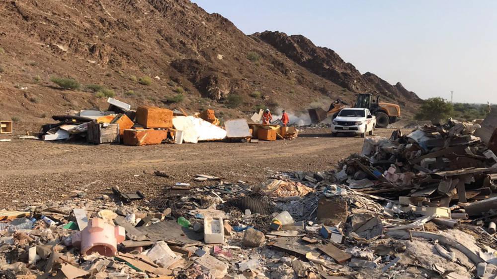 بلدية دبا تجمع 25 طناً من المخلفات