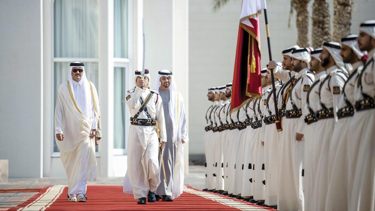 رئيس الدولة يصل إلى الدوحة وتميم بن حمد في مقدمة المستقبلين