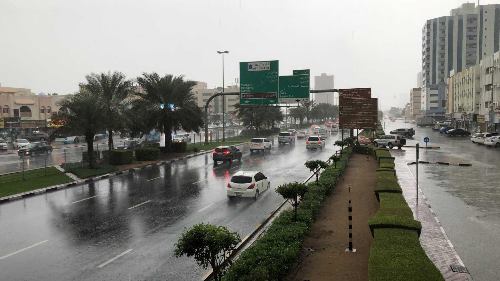 أجواء غائمة وأمطار على مناطق متفرقة في الإمارات