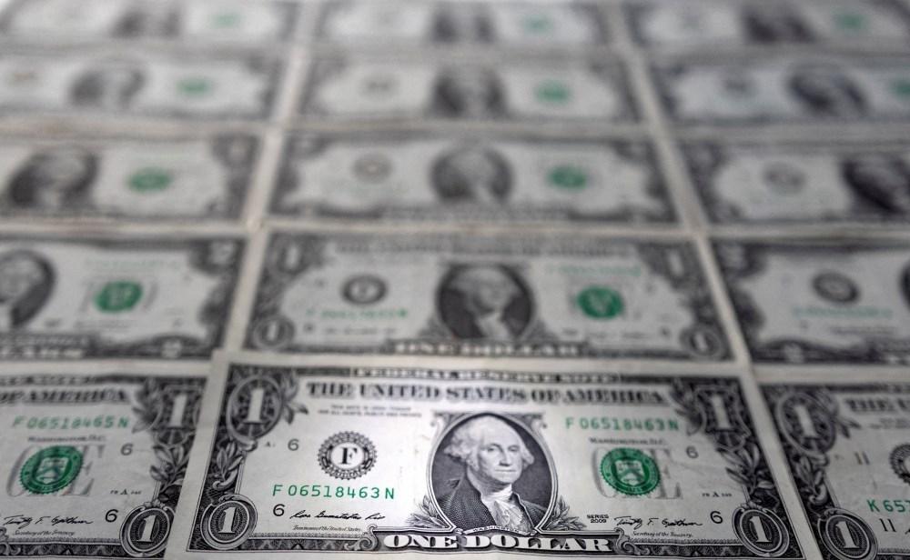 الدولار يحوم قرب أعلى مستوى في شهرين