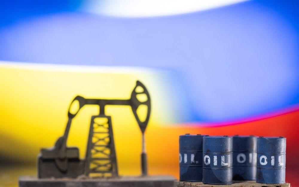 النفط يتراجع بفعل زيادة مخزونات الخام الأميركية