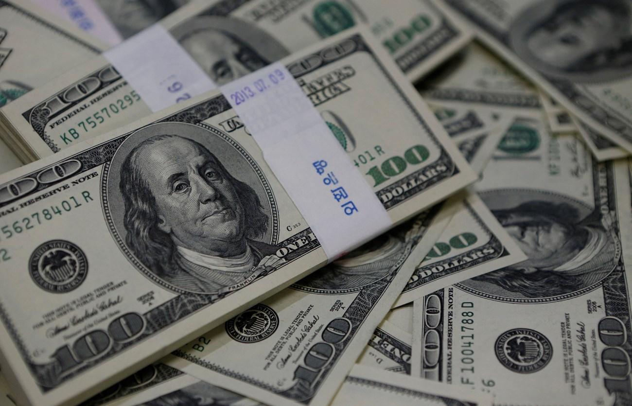 الدولار يحوم بالقرب من أعلى مستوى في شهرين